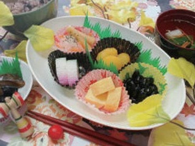彩り豊かな手作り料理 食事 手作りの美味しそうな料理を並べた会食の光景です。日々の食事も大切に考えられています。