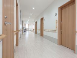 手すり付きの明るい廊下