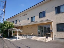 明るい外観の建物正面