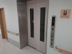 手すり付きのエレベーター