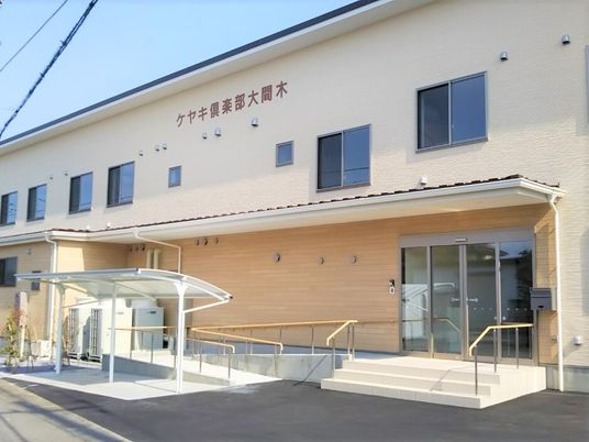 明るい外観のエントランス