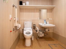 バリアフリーの清潔なトイレ