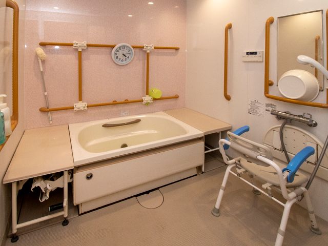 バリアフリー設計の浴室 浴室 安全に配慮された設計の浴室です。手すりやシャワーチェアが備えられ、利用者のケアに寄り添います。