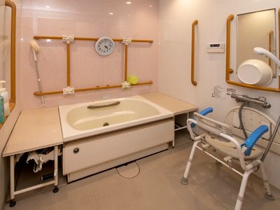 バリアフリー設計の浴室