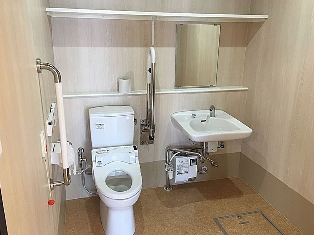 バリアフリーの洗面所とトイレ トイレ 手すりや広々とした空間を備えた清潔なトイレです。どなたでも安全で快適にご利用いただける設計になっております。