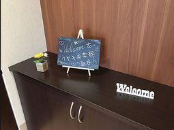 歓迎のメッセージと花