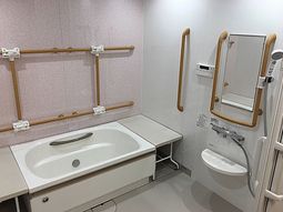 清潔感のある洗面台と手すり