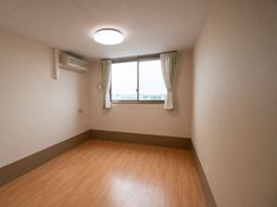 シンプルな空の居室