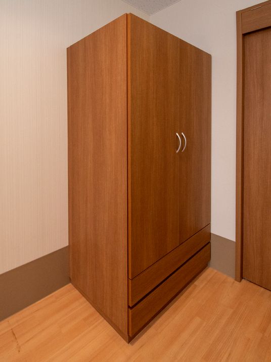 茶色の実用的なクローゼット