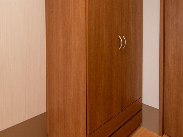 茶色の実用的なクローゼット 居室 広々としたスペースに設置されたシンプルなデザインのクローゼットです。整理整頓しやすく、使い勝手を考慮した造りになっています。