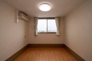 シンプルな空間の居室