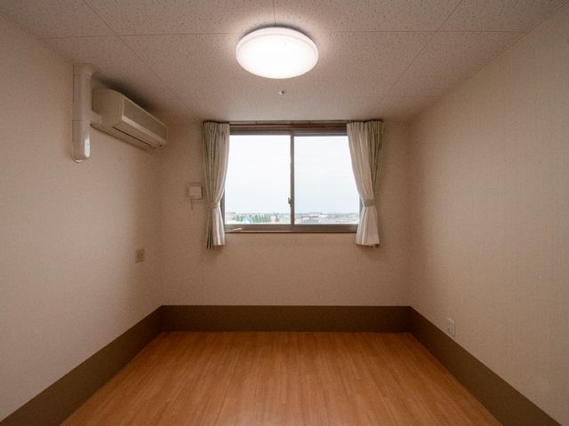 シンプルな空間の居室 居室 清潔で落ち着いた雰囲気の個室です。自分らしい空間を作り、心地よい生活が送れます。
