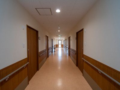 手すり付きの清潔な廊下