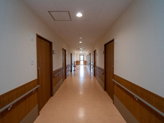 手すり付きの清潔な廊下