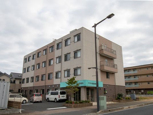 ゆったりとした外観の建物