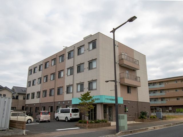 ゆったりとした外観の建物 外観 ゆとりを感じさせる建物の正面には、出入りがしやすそうな広々としたエントランスが備わっています。複数のバルコニーも見え、開放感があります。