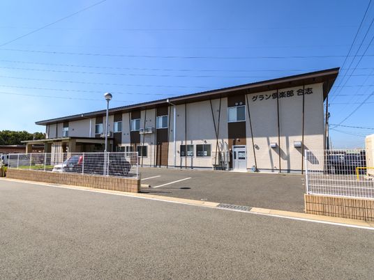 白が基調の施設