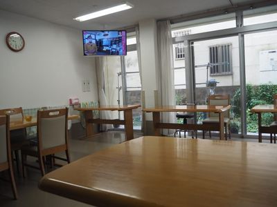 広々とした明るい食堂