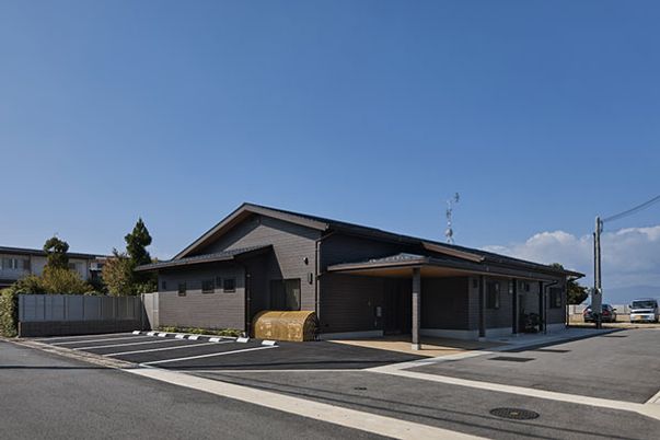 広々とした外観