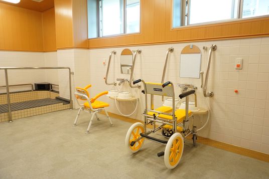 バリアフリーの浴室設備
