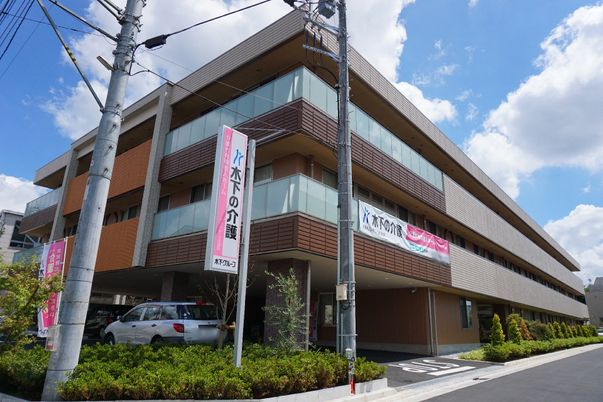 明るい外観の建物