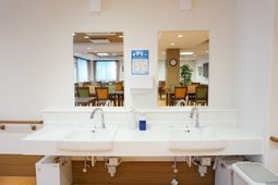 清潔な洗面台と食堂