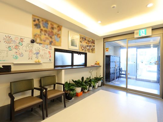 エントランスと掲示物の通路