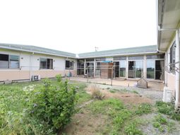 庭付きの明るい建物