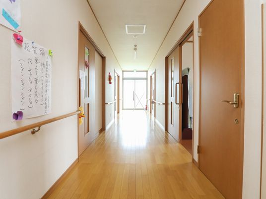 手すり付きの明るい廊下