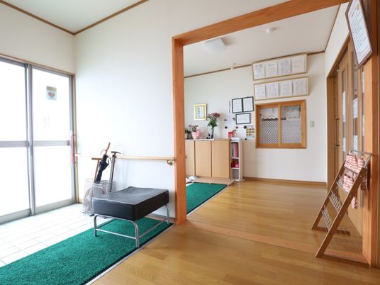 明るい浴室入口