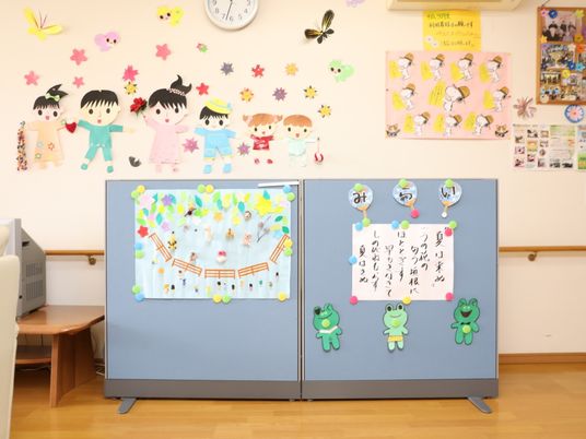 カラフルな装飾の多目的室