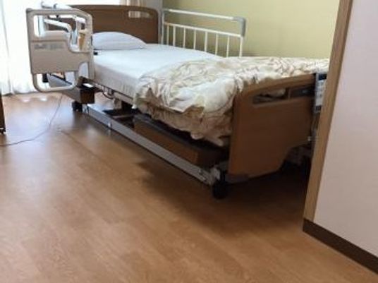 介護用ベッドのある居室  
