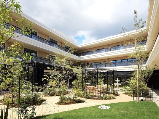 緑豊かな中庭と建物