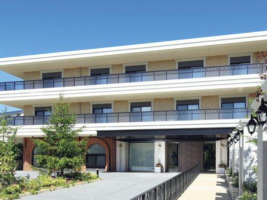 明るい外観の建物エントランス