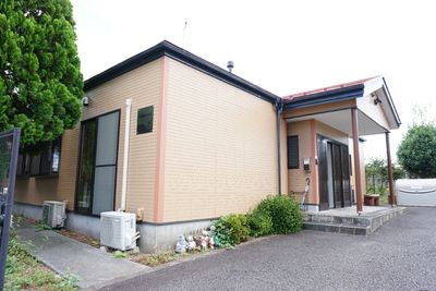明るいエントランスの外観