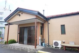 温もり感じる外観エントランス