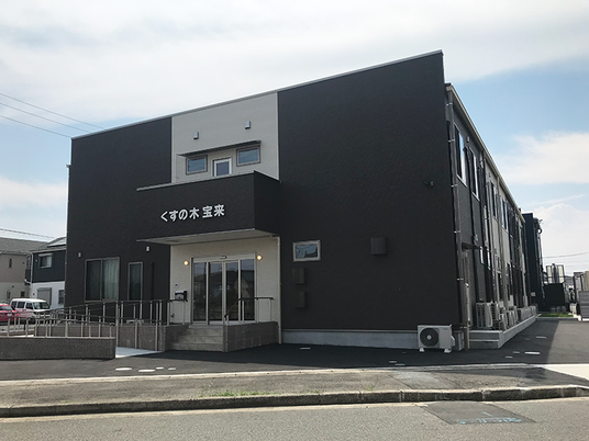 モダンな施設の外観  