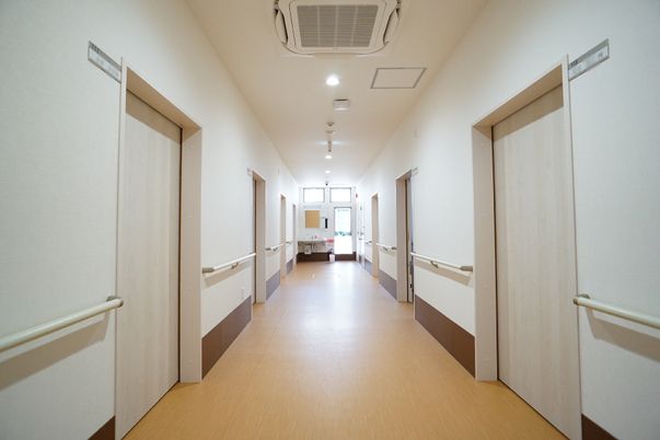 明るい清潔な廊下