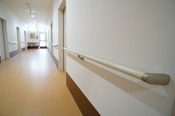 明るい廊下と手すり