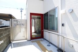 入口の明るい日差し