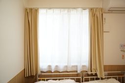 ベッドとカーテンのある部屋