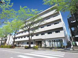 白い建物と青空の外観