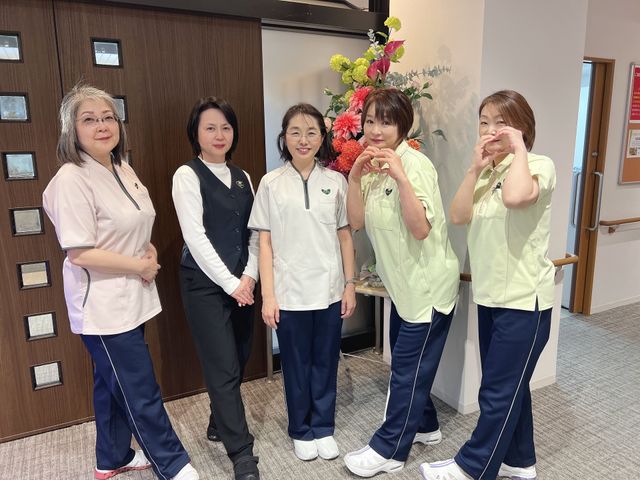笑顔のスタッフの皆さん スタッフイメージ 温かい雰囲気の中で働くスタッフたちが、施設内でお待ちしています。一緒に心のこもったケアを提供しませんか。