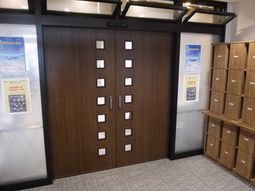広い出入口のエントランス