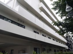 広々とした建物の外観