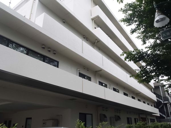広々とした建物の外観