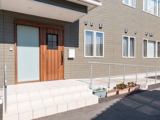 木目調のエントランス