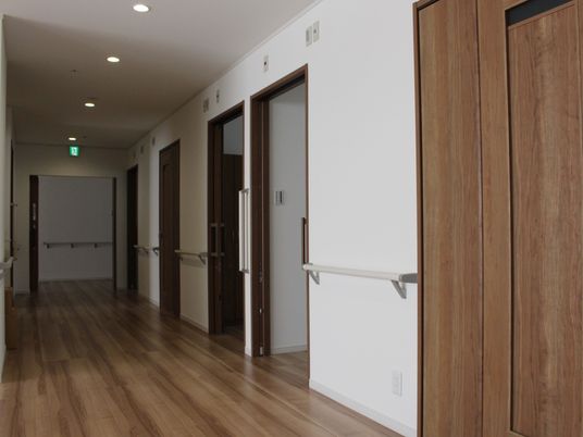 清潔で広々とした廊下