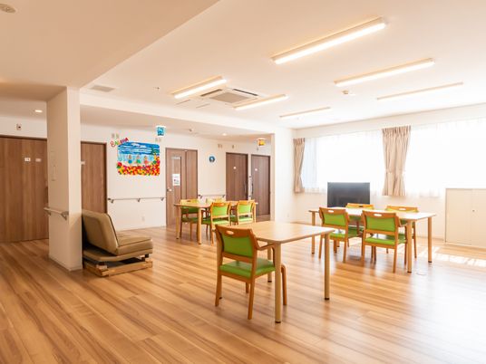 明るい共有ダイニングルーム