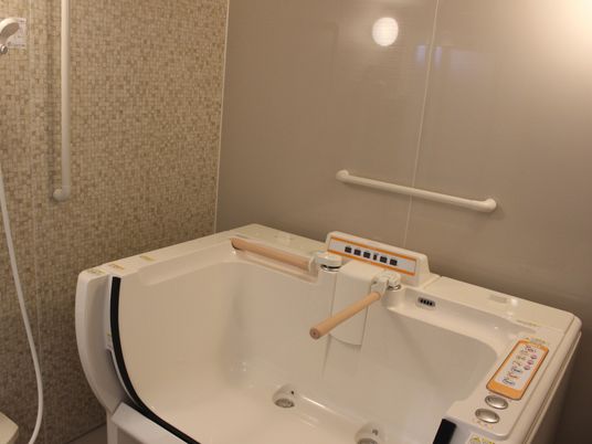 バリアフリー設計の浴室